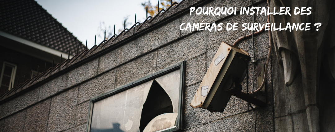 Un installateur en caméra explique à une personne victime de cambriolage pourquoi installer des caméras de surveillance